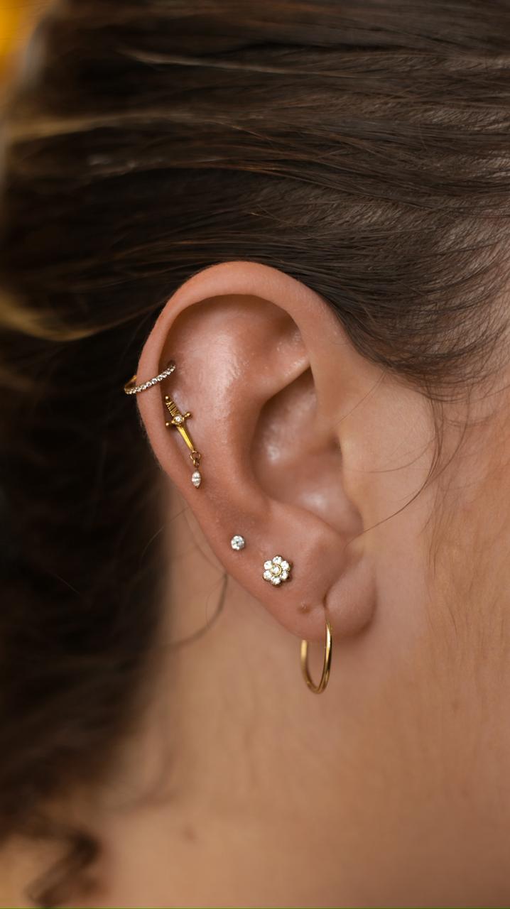 Piercing aplicado pela Fabiana com joia de ouro ou titânio