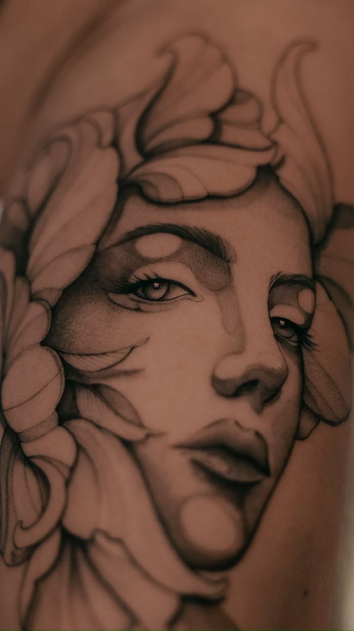 Tatuagem autoral em fineline feita pela Fabiana