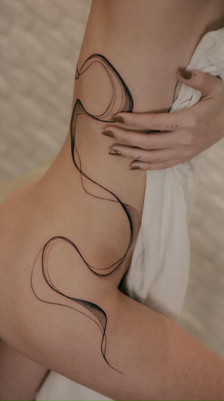 Tatuagem autoral em fineline feita pela Fabiana