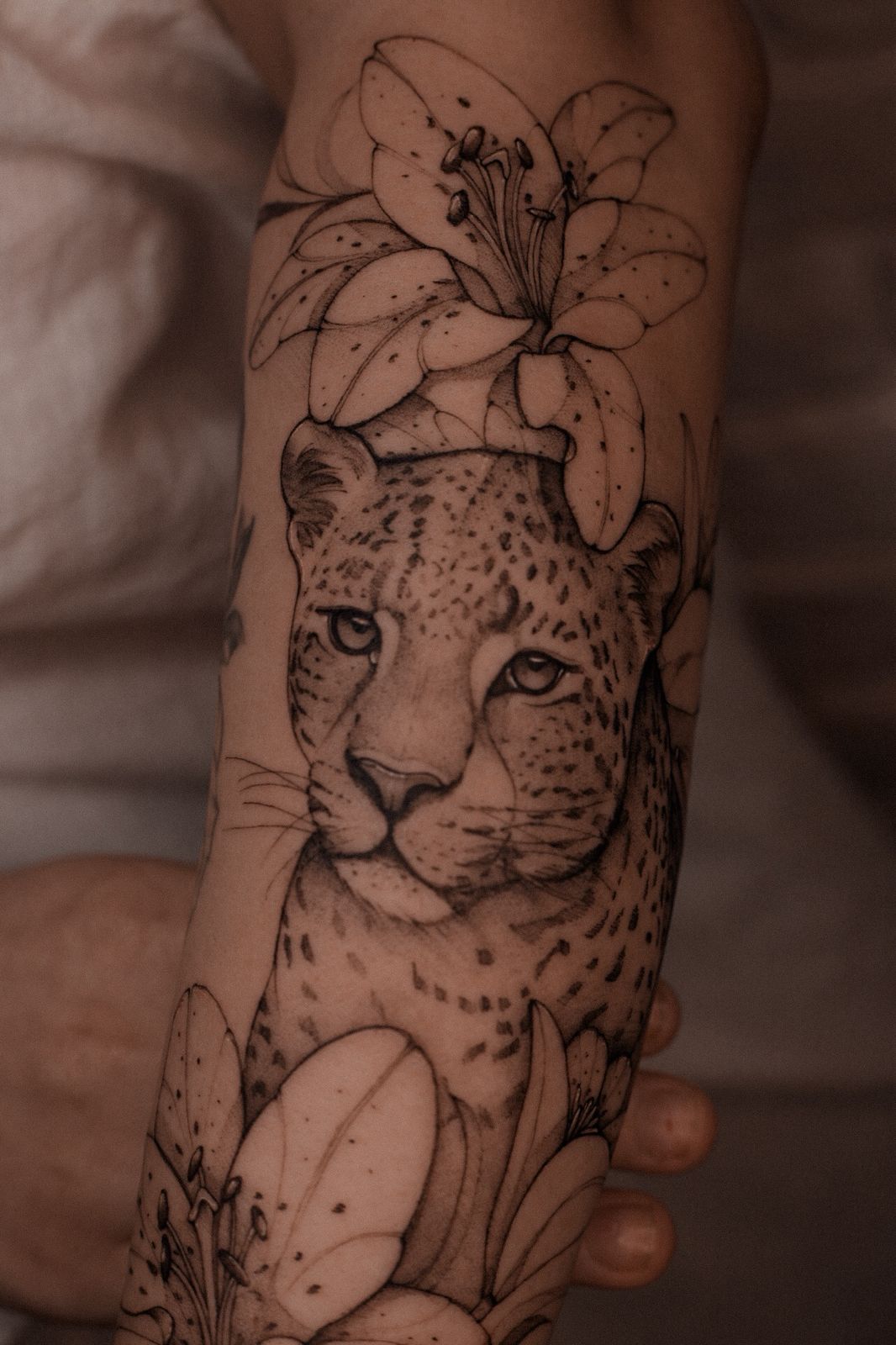 Tatuagem autoral em fineline feita pela Fabiana