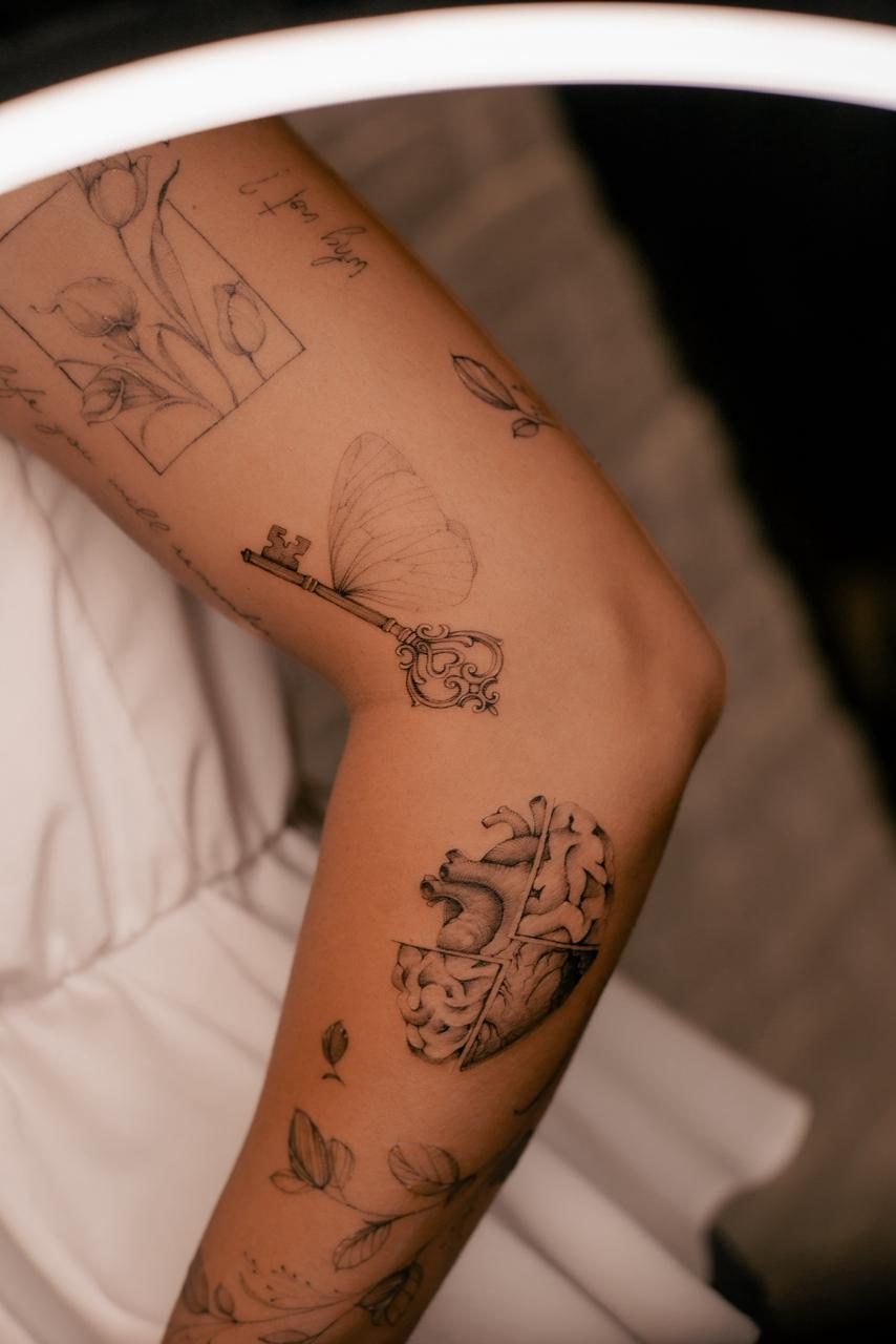 Tatuagem autoral em fineline feita pela Fabiana